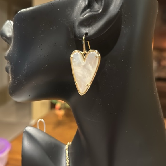 KENDRA SCOTT WHITE MOTHER OF PEARL HEART NECKLACE AND EARRINGS - Picture 2 of 5